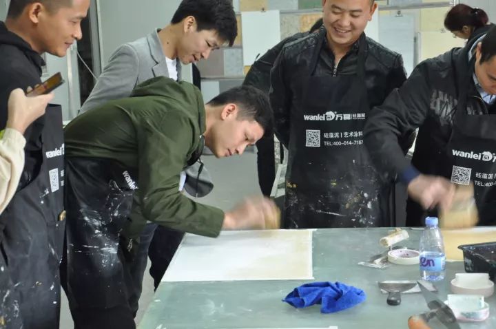 學員動手施工藝術涂料